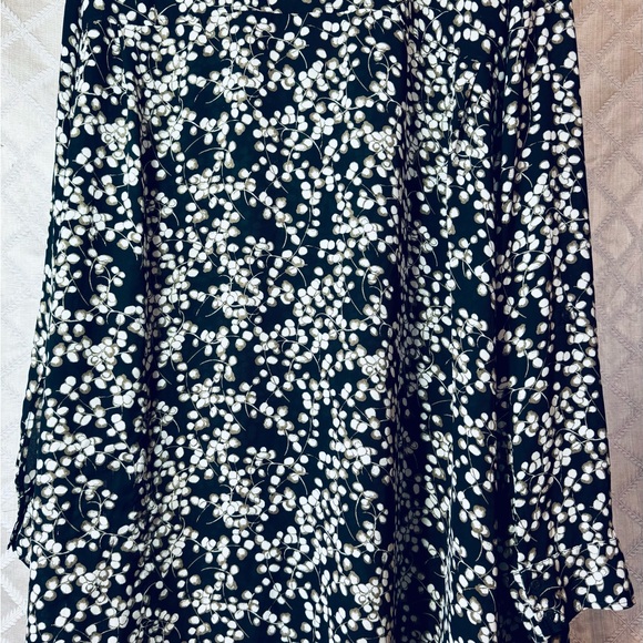 Sejour Black and White Floral Print Button Front Tunic with Gathered Back, 3X - Picture 4 of 5